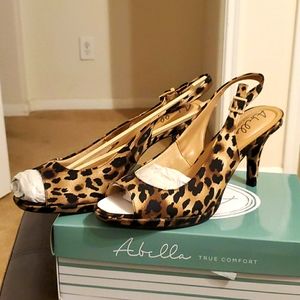 Slingback dress pumps